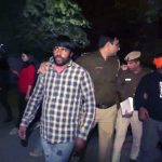 Shraddha Murder Case: श्रद्धा मर्डर केस के मुख्य आरोपी आफताब को ले जा रही पुलिस वैन पर हमला, तलवार लेकर बाहर खड़े थे लोग